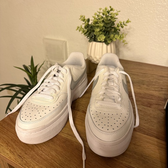 Women’s Nike Court Vision Alta 'White Metallic Platinum Size 8 - Picture 3 of 6